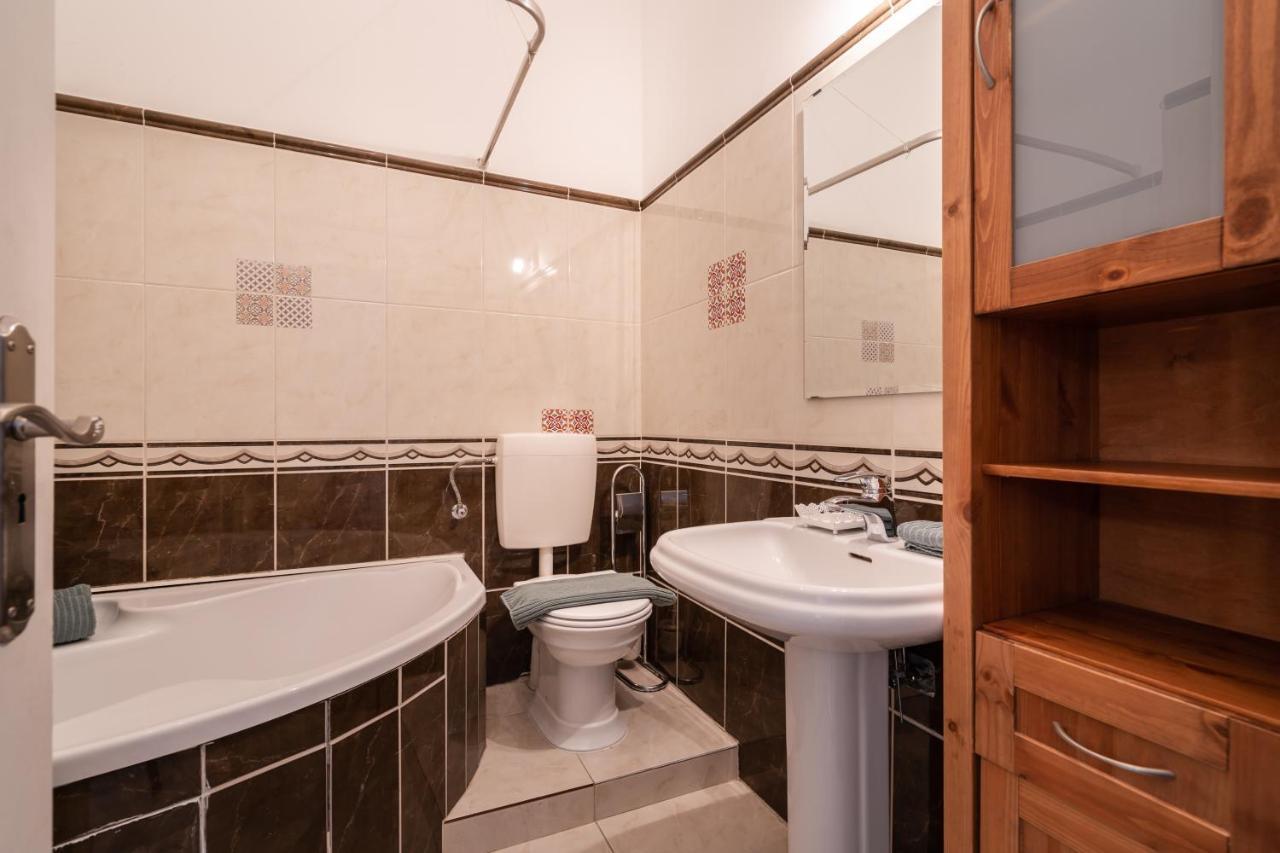 בודפשט K10 - Kazinczy Street Heritage Suite - Best Location By Bqa מראה חיצוני תמונה